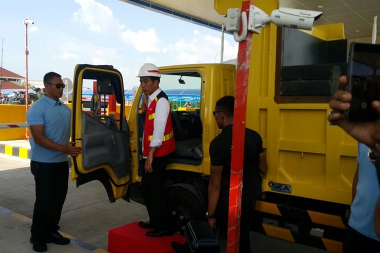 Presiden Jokowi hendak menumpang dumptruck mengecek kondisi jalan ruas tol Ngawi-Wilangan di pintu gerbang Madiun, Desa Bagi, Kabupaten Madiun, Jawa Timur, Kamis (29/3/2018).