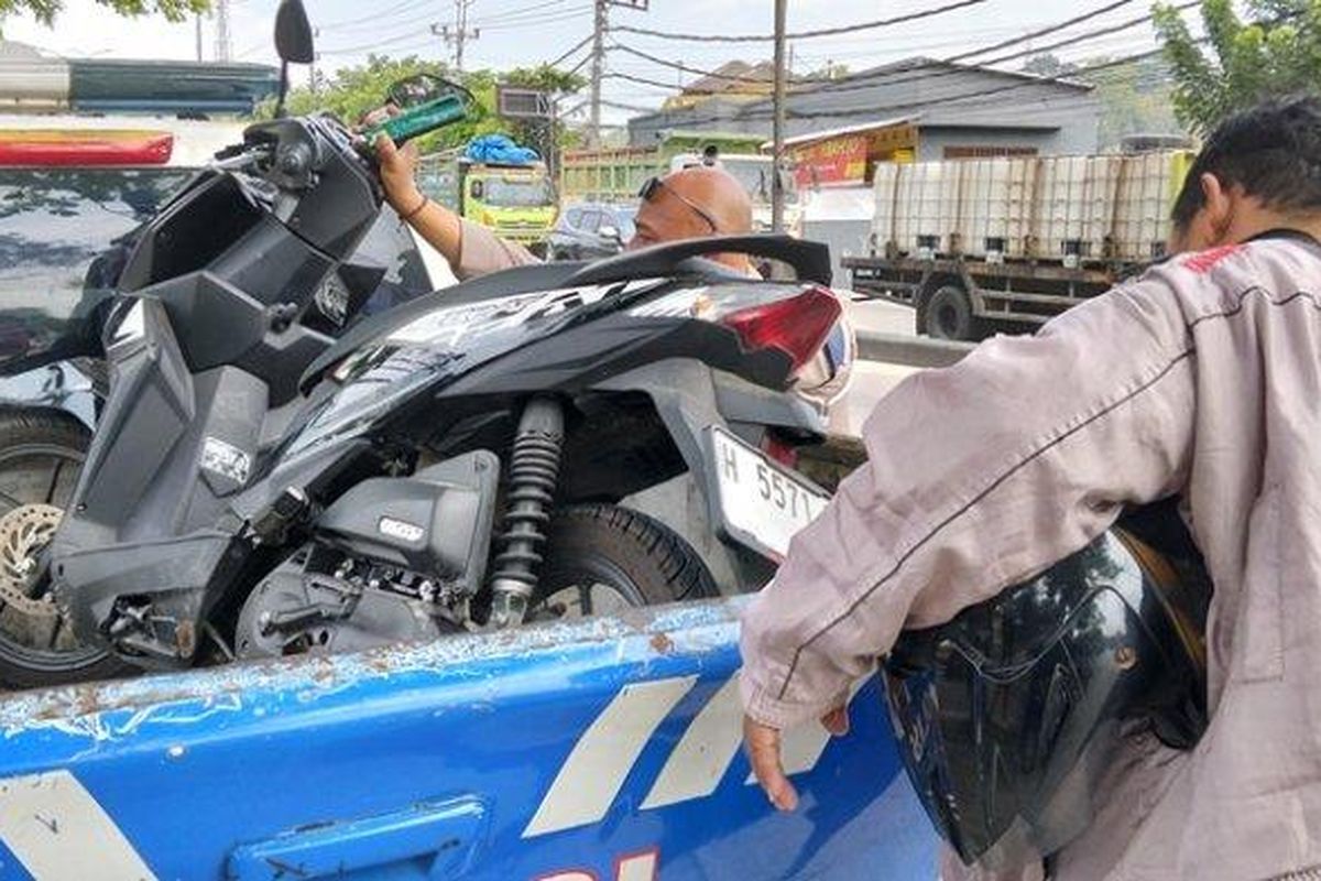 Petugas membawa sepeda motor milik mahasiswi yang tewas kecelakaan di Semarang, Kamis (29/8/2024). Korban mengalami insiden di Jalan Walisongo, Kecamatan Ngaliyan.
