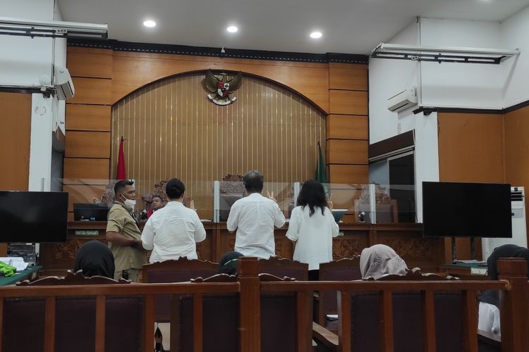 Dua terdakwa kasus penganiayaan asisten rumah tangga (ART) bernama Siti Khotimah (23), So Kasander (tengah) dan Metty Kapantow (kanan) saat menjalani sidang lanjutan di Pengadilan Negeri (PN) Jakarta Selatan, Senin (19/6/2023). 