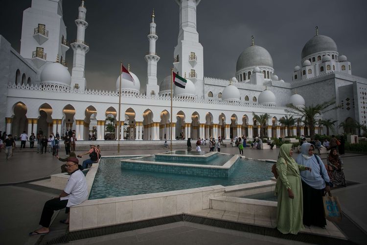 Sejumlah warga menunggu waktu berbuka puasa (ngabuburit) di Masjid Raya Sheikh Zayed, Solo, Jawa Tengah, Kamis (23/3/2023). Masjid Raya hadiah dari Presiden Uni Emirat Arab (UEA) Mohammed bin Zayed (MBZ) kepada Presiden Joko Widodo yang baru dibuka awal tahun 2023 tersebut ramai dikunjungi warga dan menjadi salah satu lokasi favorit untuk ngabuburit.