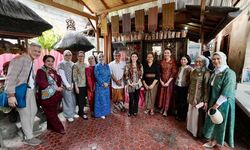 Kunjungi Desa Tenganan Pegringsingan, Seruni dan Dekranas Dukung Pelestarian Tenun Gringsing