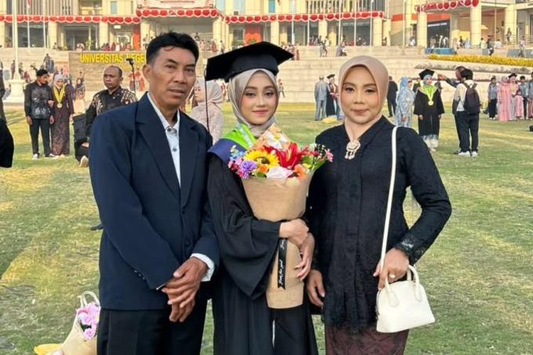 Rombak Skripsi dan Angkat Isu Fatherless, Andrea Shifani Jadi Wisudawan Terbaik Unesa