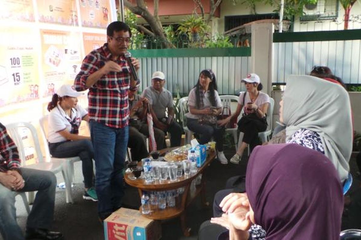 Calon wakil gubernur DKI Jakarta Djarot Saiful Hidayat saat berkampanye di Jalan Persatuan, Cilandak, Jakarta Selatan, Selasa (7/2/2017). Kampanye itu turut dihadiri oleh Psikolog Kasandra Putranto. 