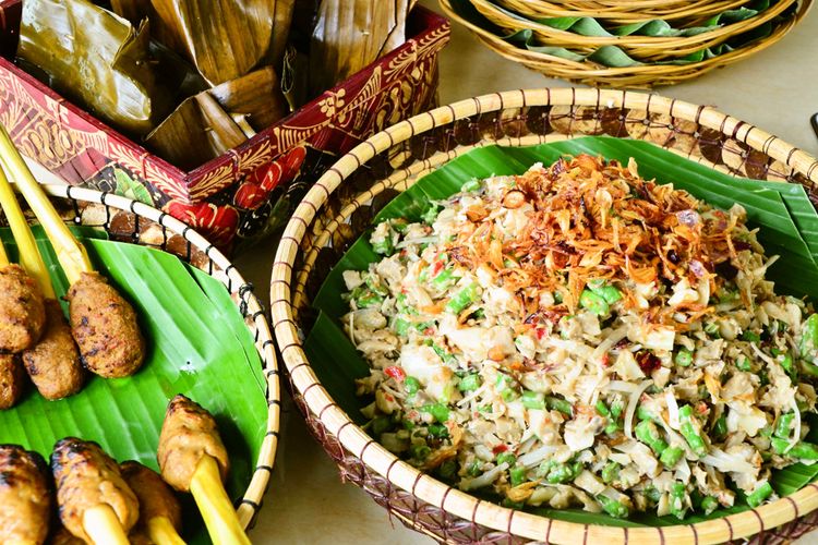 Ilustrasi sate lilit dan lawar, kuliner khas Bali. 