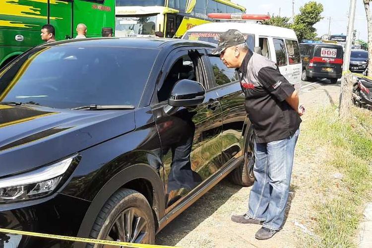 Polisi memeriksa mobil Honda HRV hitam AB 1793 XX yang terparkir si Kilometer 8 jalan Purworejo Wates, Pedukuhan Kendeng, Kalurahan Demen, Kapanewon Temon, Kabupaten Kulon Progo, Daerah Istimewa Yogyakarta. Pengemudi ditemukan meningga dunia dalam mobil.