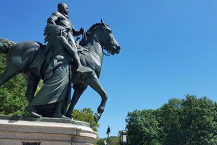 Patung Presiden AS Theodore Roosevelt di depan museum sejarah Amerika, hasil jepretan kamera Galaxy Note 7, Rabu (3/8/2016).