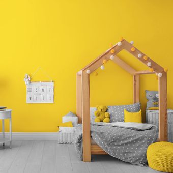 Ilustrasi kamar tidur anak dengan warna cat kuning.