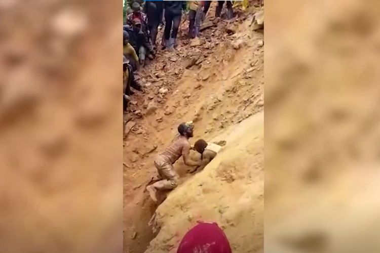 Tangkapan layar video pria di Provinsi Kivu Selatan, Republik Demokratik Kongo, menyelamatkan sembilan penambang yang terjebak dengan tangan kosong, Sabtu (25/3/2023).