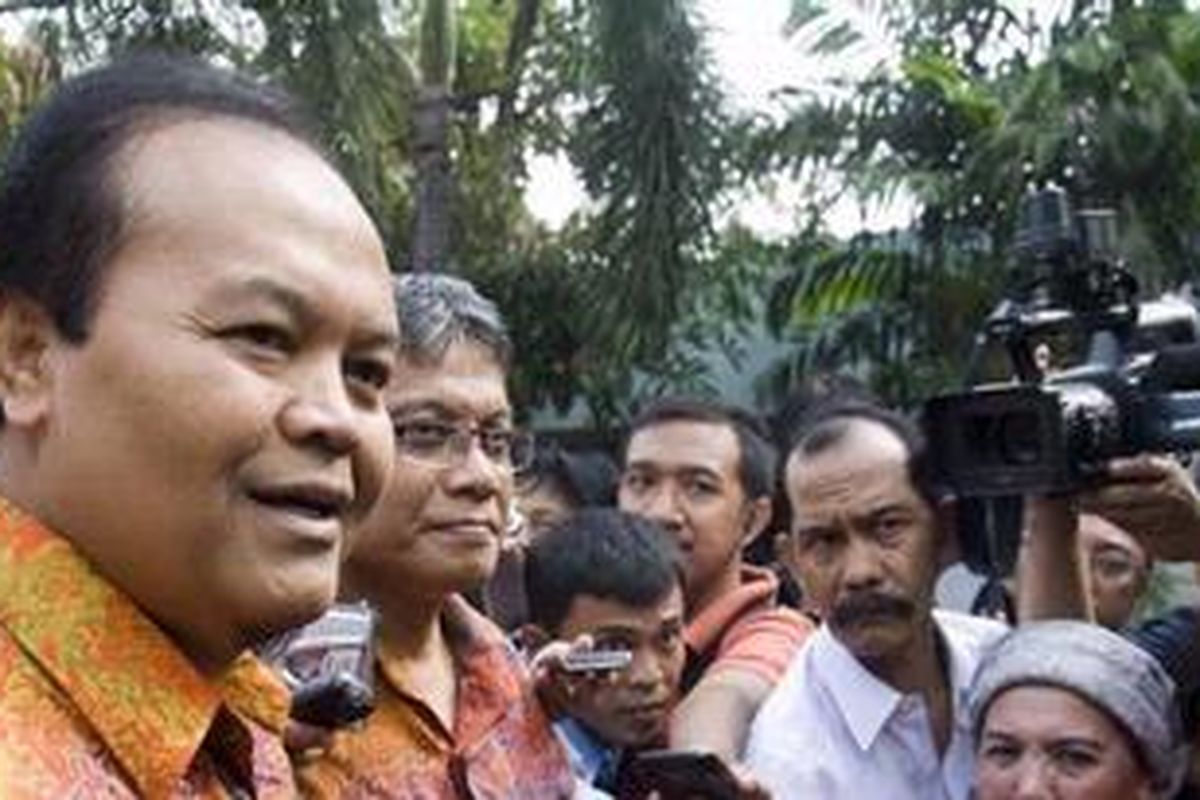 Hidayat Nur Wahid dan Didik J Rachbini tiba di RSPAD Gatot Soebroto, Jakarta, Senin (9/4/2012). Seluruh pasangan cagub dan cawagub Pilkada DKI Jakarta menjalani tes kesehatan di RSPAD Gatot Soebroto.  