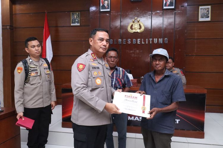 Serahkan Temuan Sabu Bernilai Miliaran ke Polisi, 2 Nelayan Dapat Piagam