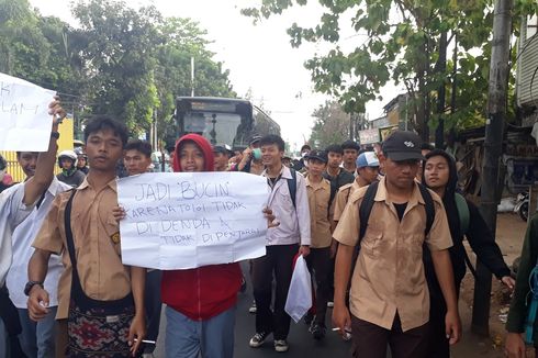 Sejumlah Pelajar SMA Berjalan Kaki di Jalan Raya Bogor Menuju Gedung DPR