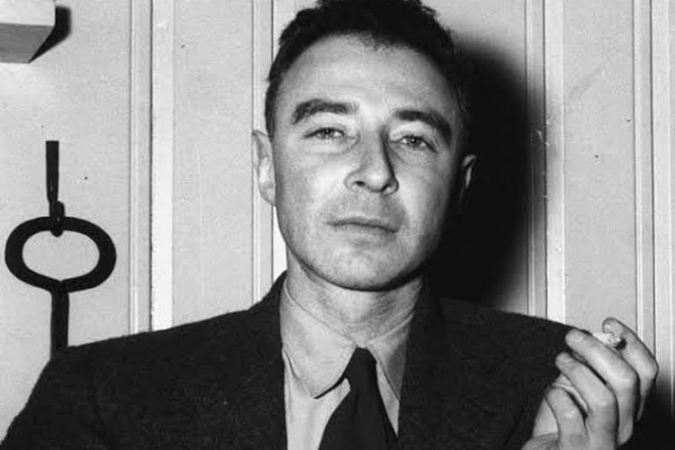 Julius Robert Oppenheimer, penemu bom atom.