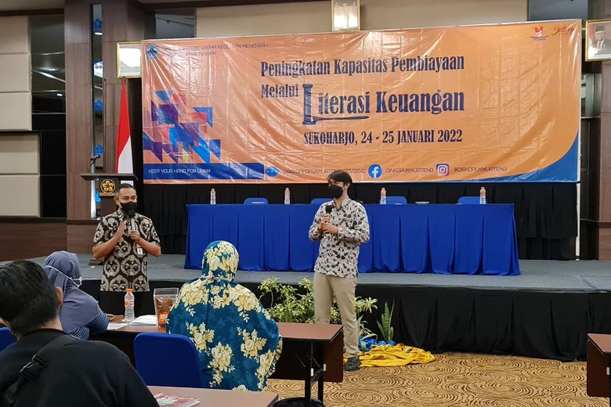 Government Relations and Partnership Manager BukuWarung Gusti Raganata (kanan) sedang memberikan penyuluhan Literasi Keuangan yang bertema ?Pengenalan Aplikasi Digital untuk Pembayaran Usaha Bagi UMKM.