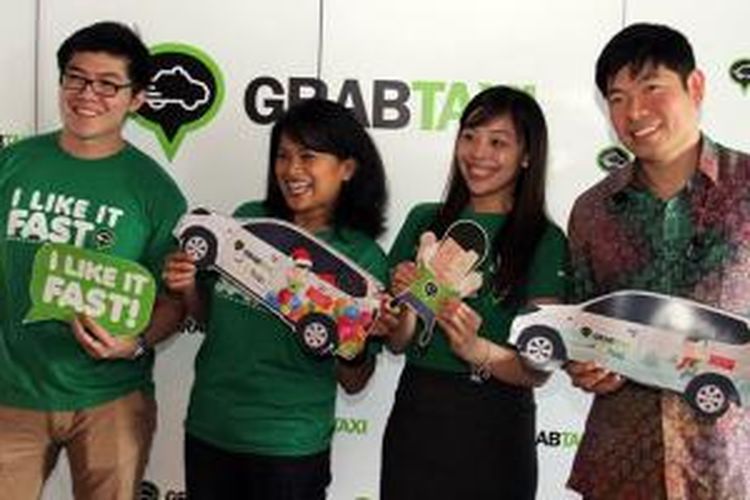 (Kiri-kanan): Hong Eu Gene, Deputy GM, GrabTaxi Indonesia; Kiki Rizki, Head of Marketing, GrabTaxi Indonesia; Adelene Foo- Regional Launcher Head, GrabTaxi Indonesia; dan Anthony Tan, Founder and Group CEO GrabTaxi saat acara peluncuran Promo Akhir Tahun GrabTaxi di Jakarta, Kamis (18/12/2014). 

