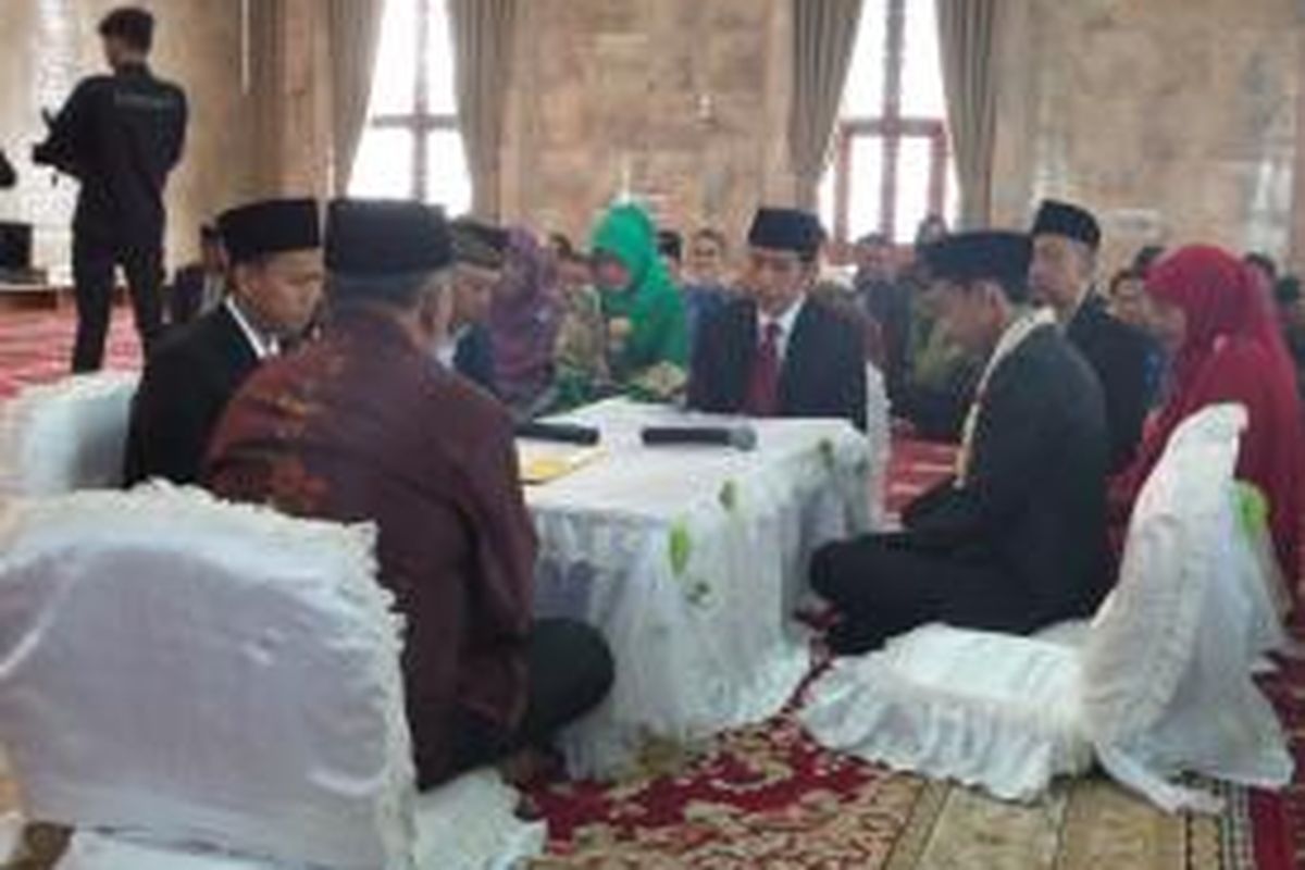 Gubernur DKI Jakarta Joko Widodo saat menjadi saksi nikah salah satu relawannya, di Masjid Agung Sunda Kelapa, Menteng, Jakarta, Minggu (24/8/2014)