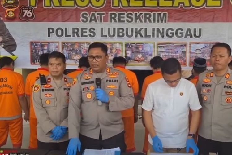 Kapolres Lubuk Linggau AKBP Harissandi saat melakukan gelar perkara terkait penangkapan atlet menembak yang menjual senjata api ilegal.