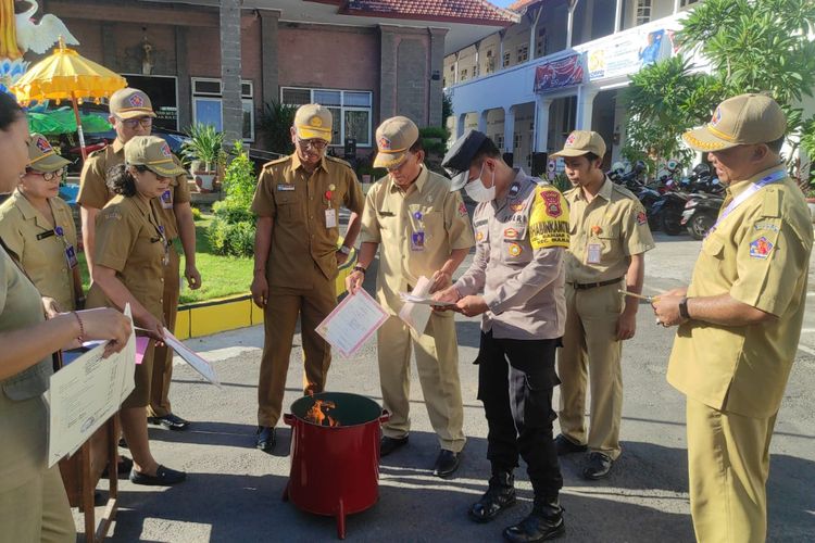 Pemusnahan ratusan blangko ijazah SD di Kabupaten Buleleng, Provinsi Bali, Senin (5/12/2022).