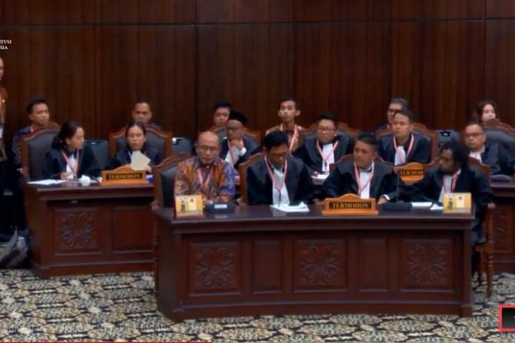 Ketua Komisi Pemilihan Umum (KPU) Hasyim Asyari ditegur Hakim Konstitusi Suhartoyo dalam sidang sengketa Pileg di Gedung Mahkamah Konstitusi (MK), Jakarta Pusat, Kamis (2/5/2024). 