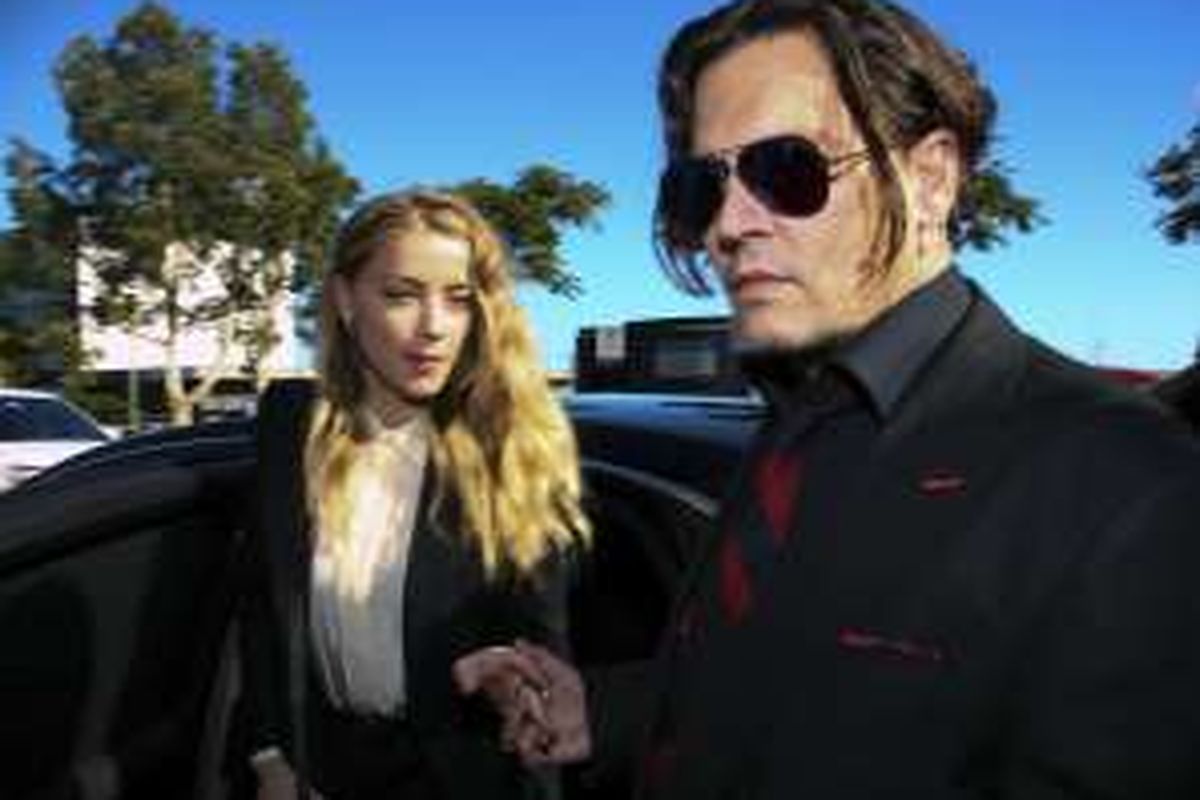 Aktor Johnny Depp dan istrinya, aktris Amber Heard, tiba di pengadilan Southport, Gold Coast, Australia, Senin (18/4/2016).