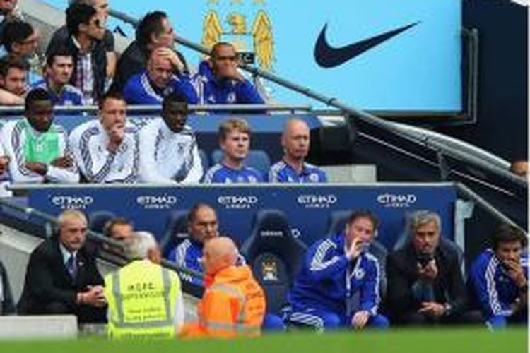 John Terry (jaket putih 2 dari kiri) berada di bangku cadangan Chelsea setelah ditarik keluar saat melawan Manchester City, Minggu (16/8/2015).