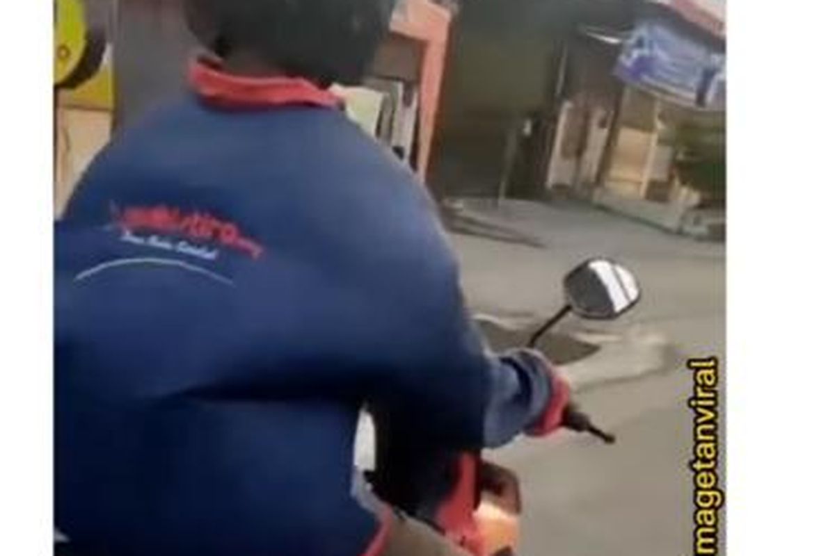 Tangkapan layar viral video seorang pengendara sepeda motor yang dikejar korban lantaran diduga melakukan tindakan tidak senonoh pada korban di ruas jalan Jiwan, Kabupaten Madiun, Jawa Timur.  