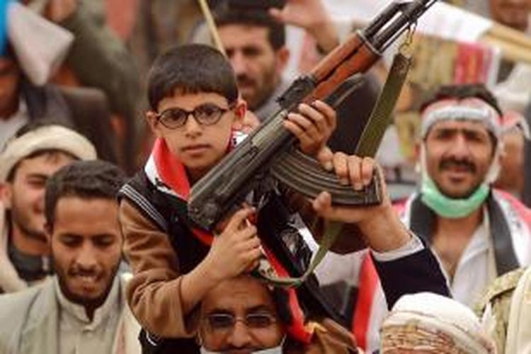 Seorang bocah ikut dalam aksi protes menentang serangan udara yang dilakukan oleh koalisi Arab Saudi terhadap milisi Houthi di Sanaa, 3 April 2015.