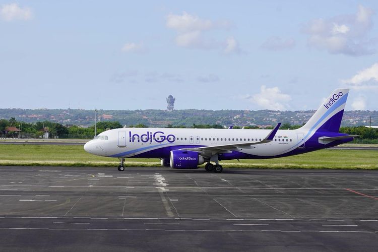 Pesawat IndiGo Airlines dari India yang mendarat di Bandara Internasional I Gusti Ngurah Rai di Bali, Jumat (29/3/2024). Pesawat ini melayani rute Bengaluru-Denpasar.