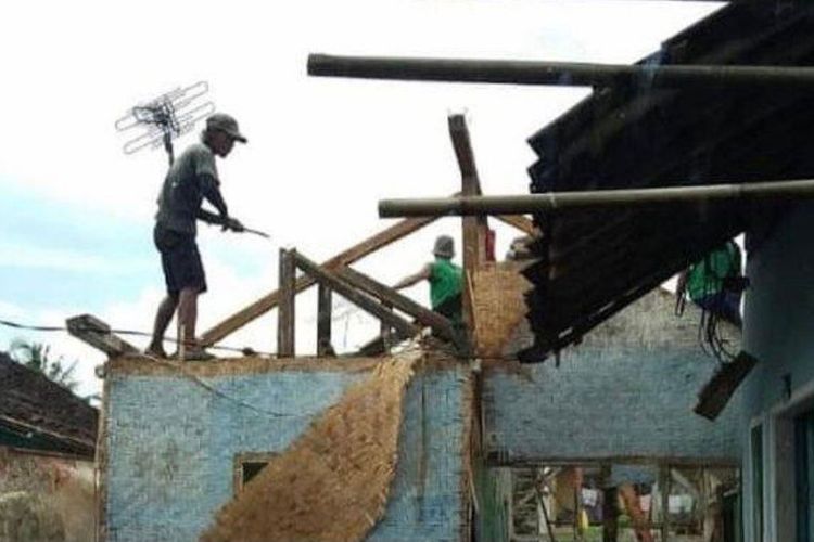 Rumah warga Garut dirobohkan rentenir gara-gara utang Rp 1,3 juta. 