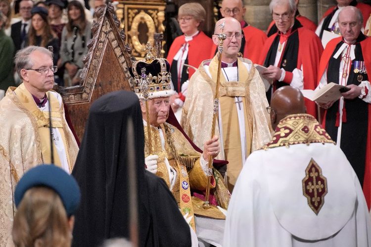 Raja Inggris Charles III dengan Mahkota St Edward di kepalanya menghadiri Upacara Penobatan di Westminster Abbey di pusat kota London pada Sabtu (6/5/2023). Penobatan raja dan ratu kali ini adalah yang pertama kali digelar di Inggris dalam 70 tahun terakhir, dan hanya yang kedua dalam sejarah setelah disiarkan di televisi. Charles akan menjadi monarki ke-40 yang dimahkotai di gereja pusat London sejak Raja William I pada 1066. Di luar Inggris, ia juga raja dari 14 negara Persemakmuran lainnya, termasuk Australia, Kanada, dan Selandia Baru. Camilla, istri keduanya, akan dinobatkan sebagai ratu bersamanya dan dikenal sebagai Ratu Camilla setelah upacara. 