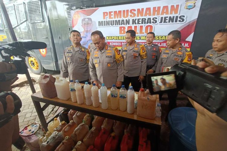 Ribuan botol miras tradisional Makassar yang diamankan polisi usai melaksanakan operasi cipta kondisi jelang perayaan hari natal dan tahun baru. Diamankan di kantor Sat Samapta Polrestabes Makassar, Jalan Arif Rate, Kota Makassar, Sulsel, Minggu (24/12/2023).