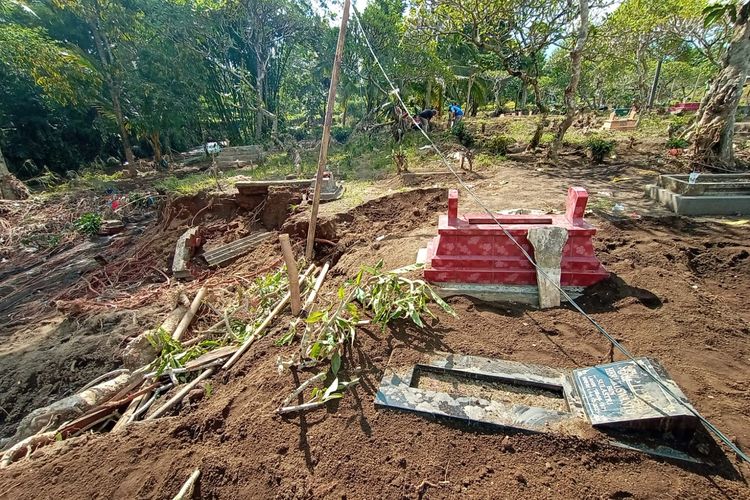 Banjir bandang terjang pemakaman di banyuwangi.