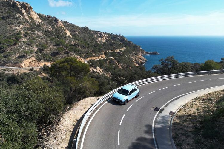 Hyundai Ioniq 5N berinteraksi di jalan perbukitan di Barcelona, Spanyol