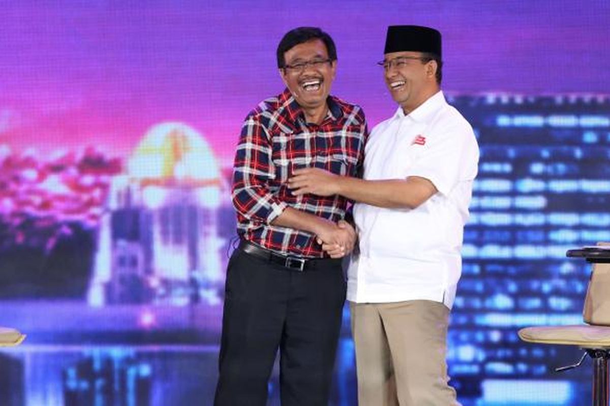 Calon wakil gubernur DKI Jakarta nomor urut 2 Djarot Saiful Hidayat bersalaman dengan calon gubernur nomor urut 3 Anies Baswedan dalam debat ketiga calon gubernur dan wakil gubernur DKI Jakarta 2017 di Hotel Bidakara, Jakarta, Jumat (10/2/2017). Debat yang terdiri dari enam segmen ini meiliki subtema pemberdayaan perempuan, perlindungan anak, anti-narkotika, dan kebijakan untuk disabilitas.
