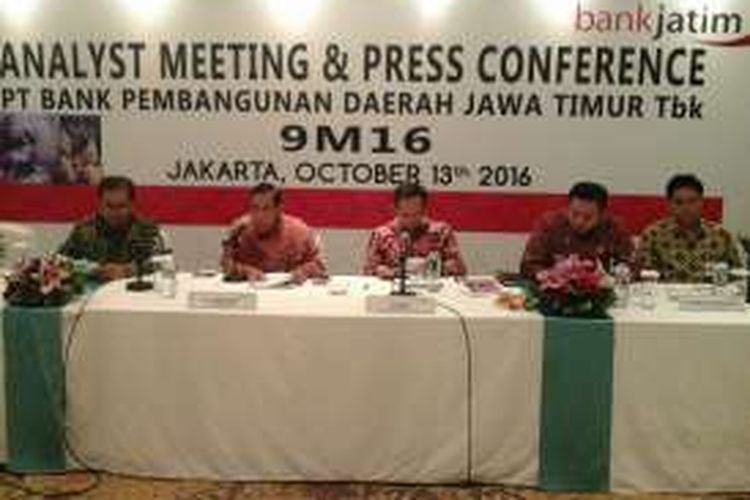 Press Conference kinerja kuartal lll PT Bank Pembangunan Daerah Jawa Timur Tbk (BJTM) di Jakarta, Kamis (13/10/2016).