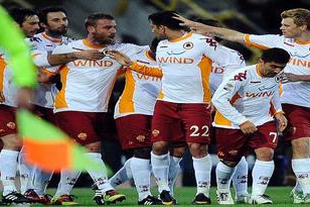 Pemain AS Roma ikut merayakan keberhasilan rekan mereka, gelandang Daniele De Rossi (tengah) mencetak gol ke gawang Bologna, pada pertandingan Serie-A, Rabu (23/2/2011). 