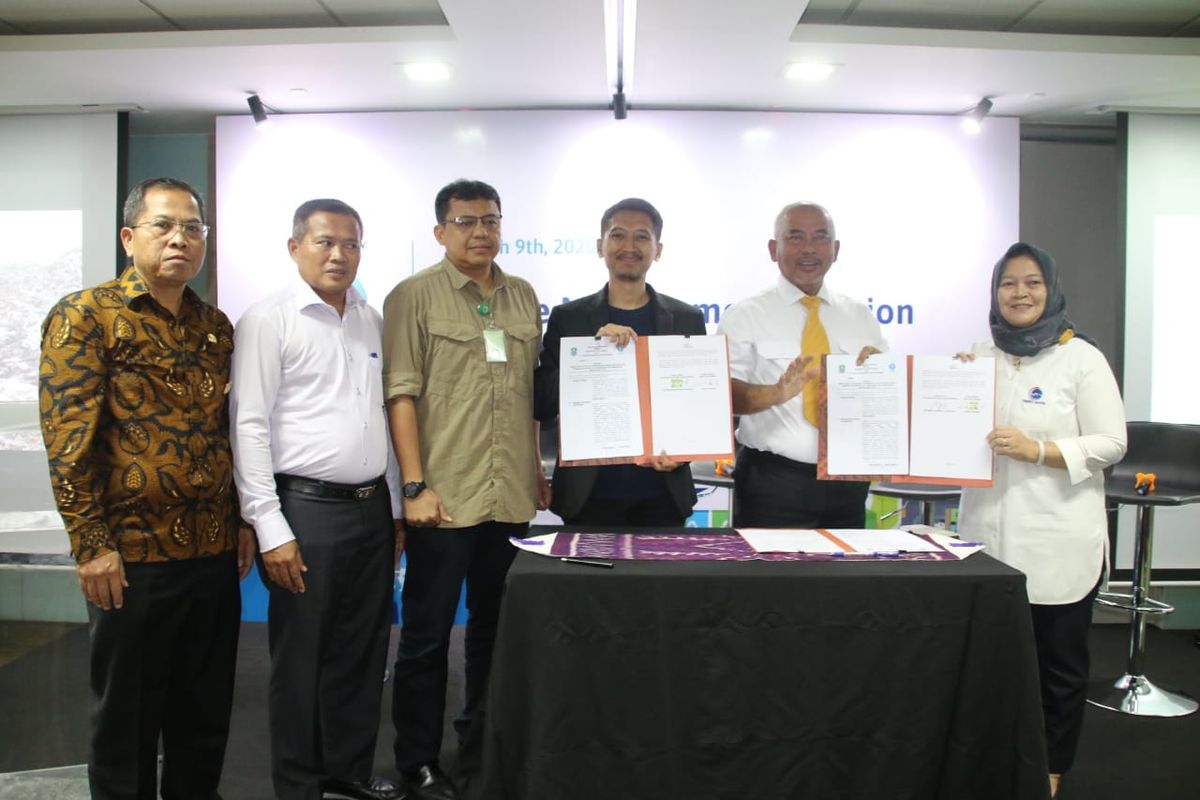 Pemerintah Kota Bekasi meneken nota kesepahaman dengan perusahaan lingkungan hidup, Waste4Change mengenai smart city tata kelola persampahan, di Plaza Kuningan, Jakarta Selatan, Senin (9/3/2020).