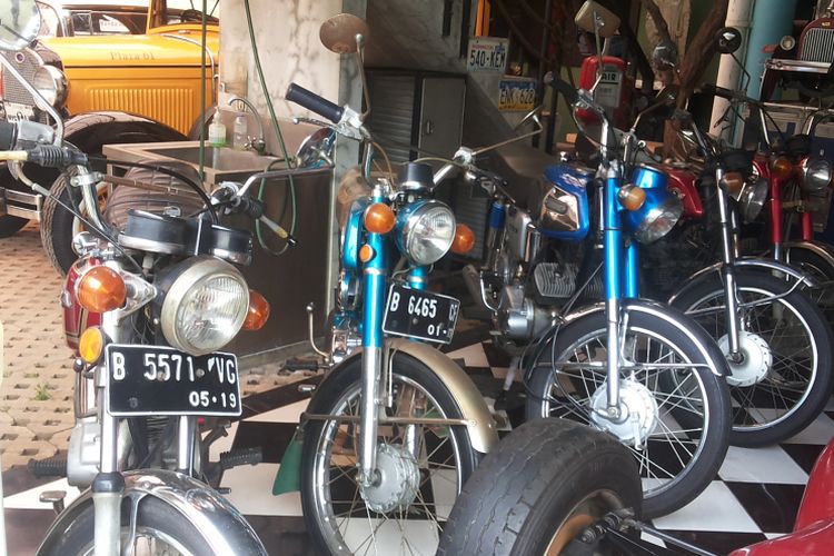 Deretan sepeda motor tua berbagai merek koleksi Hauwkes Auto Gallery, Kemang, Jakarta Selatan, Senin (12/3/2018).