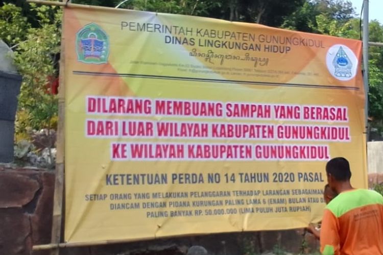 Pemasangan tulisan dilarang membuang sampah ke Gunungkidul, DI Yogyakarta.