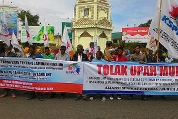 Para buruh melakukan aksi unjuk rasa di Bundaran Simpang Lima Banda Aceh, mereka menolak penerimaan tenaga asing dan menuntut penetapan UMP 2016 Rp 2.400.000,-