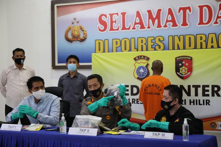 Kapolres Inhil AKBP Dian Setyawan menunjukkan barang bukti sabu yang disita dari pengedar narkoba, saat melakukan konferensi pers di Polres Inhil, Riau, Rabu (16/8/2020).