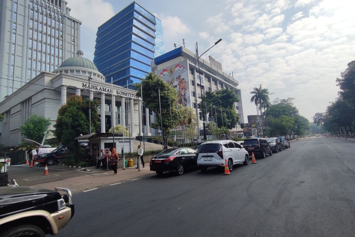 Jalan Medan Merdeka Barat, Jakarta Pusat, telah ditutup sekitar pukul 09.30 WIB pada Kamis (15/6/2023), jelang pembacaan putusan Mahkamah Konstitusi (MK) terkait sistem pemilu.