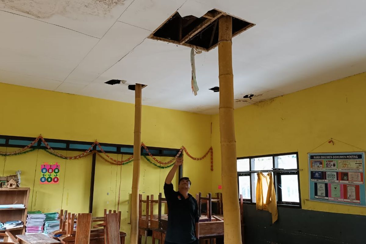 Salah satu guru sekolah SDN 3 Pandanlandung, Desa Pandanlandung, Kecamatan Wagir menunjukkan kondisi atap ruang kelas yang disangga bambu karena hampir ambruk.