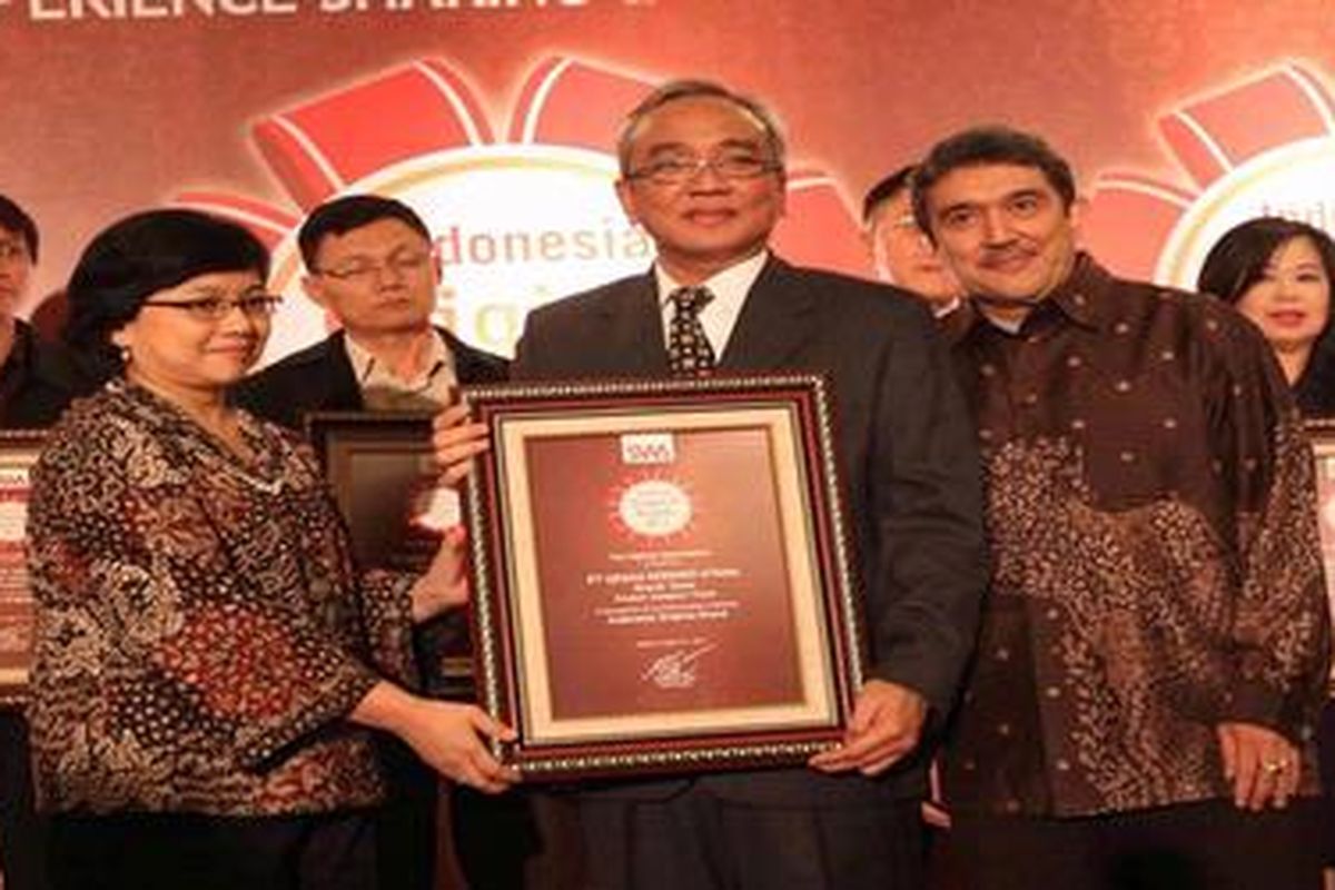 Direktur PT Graha Kerindo Utama, Bambang Dwi Setiawan (tengah) menerima penghargaan Indonesia Original Brands 2011 untuk produk Tisu Tessa 