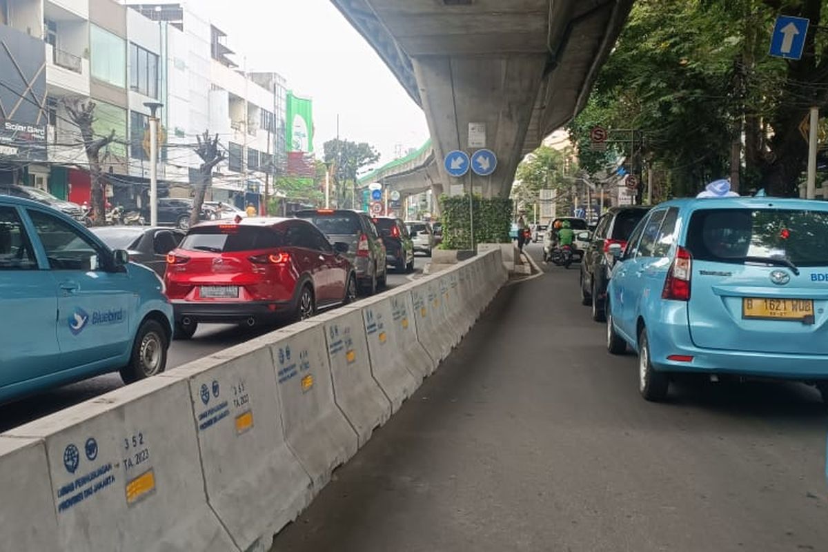Akses pemisah jalan yang ditutup oleh beton di putaran balik (u-turn) di kawasan pertigaan pasar Santa, Jakarta Selatan, Minggu (16/4/2023). Akibat penutupan jalan tersebut, arus kendaraan di sana menjadi macet.
