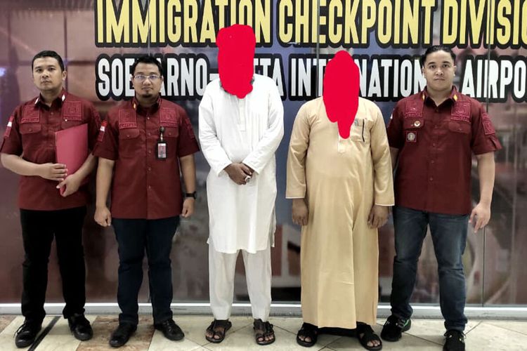 Dua WNA Pakistan saat berada di Bandara Internasional Soekarno Hatta dengan pengawalan petugas Kantor Imigrasi Blitar, Kamis (13/6/2024).