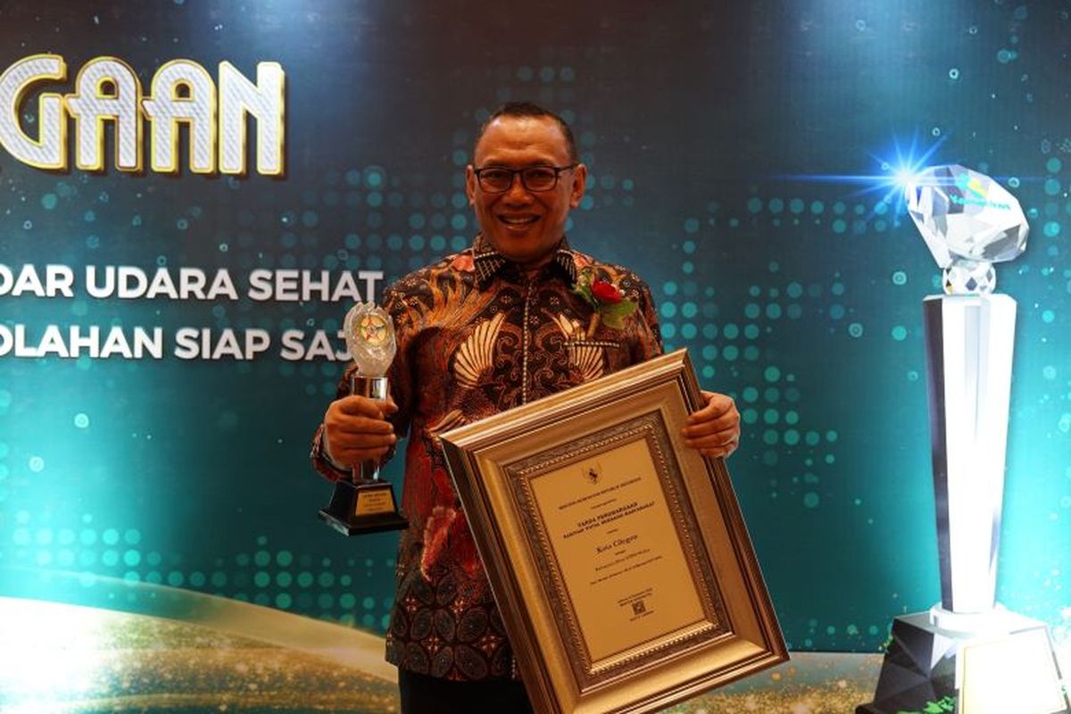 Penghargaan Sanitasi Total Berbasis Masyarakat atau STBM Award diterima langsung oleh Wali Kota Cilegon Helldy Agustian di The St Regis Hotel Jakarta, Selasa (10/12/2024).