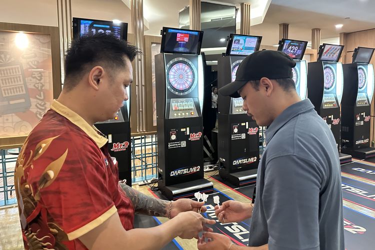 Warga Jakarta dan sekitarnya kini bisa mencoba bermain dart layaknya pemain profesional di tengah kota. Kini, ada wahana Darts Station yang hadir di FX Sudirman lantai F7, Jakarta Pusat.