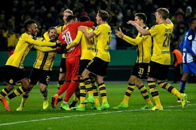Para pemain Borussia Dortmund menyelamati kiper Roman Buerki yang tampil gemilang pada adu penalti kontra Hertha Berlin dalam pertandingan DFB Pokal di Signal Iduna Park, Rabu (8/2/2017). 