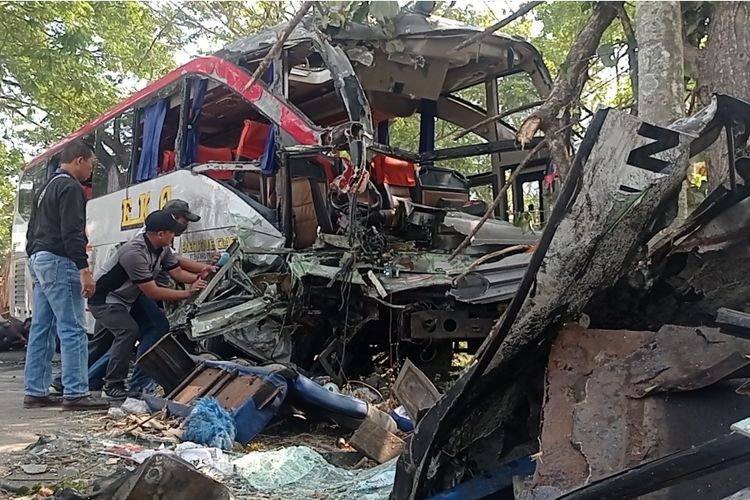 Kecelakaan maut terjadi di Jl Raya Ngawi – Maosapati, Kabupaten Magetan, Jawa Timur antara Bus Sumber Selamat yang melaju dari arah Utara menuju ke Selatan sementara Bus Eka melaju dari arah Magetan menuju ke Ngawi.l menewaskan 2 sopir bus dan satu warga pejalan kaki.