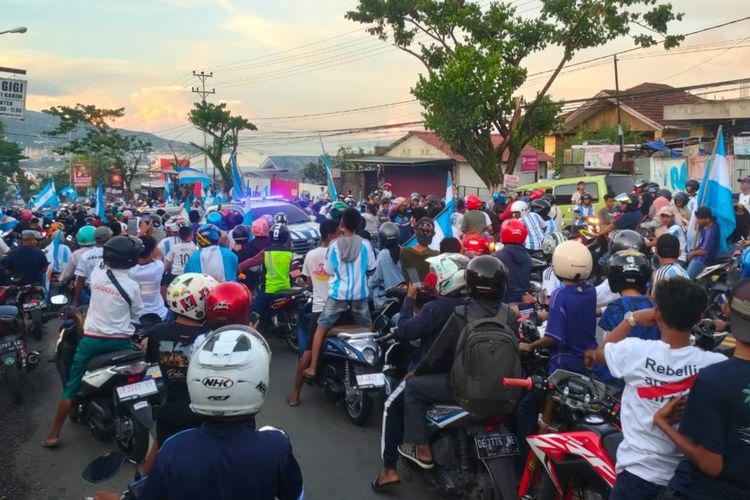 Ribuan pendukung timnas Argentina tumpaj ruah ke Jalan Jemderal Sudirman Ambon untuk merayakan kemenangan tim tango atas timnas Kroasia, Rabu (14/12/2022) pagi